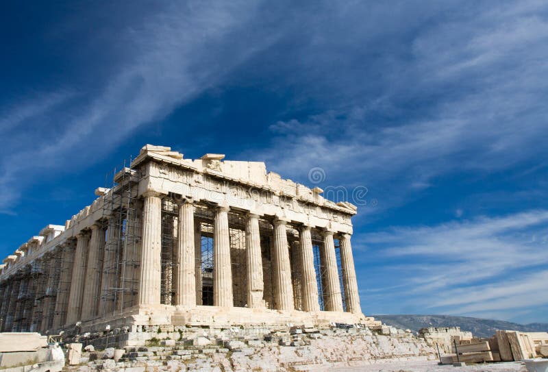 Průčelí antického chrámu Parthenon v Acropolis v Atény Řecko na modré obloze na pozadí.