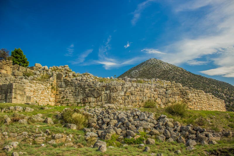 Starověké ruiny starého neznámého města v malebném barevném horském exotickém údolí na osamělém horském pozadí