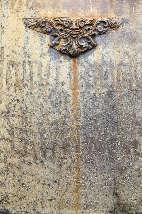 Viejo oxidado campana en dorado conectar tailandia destenido.