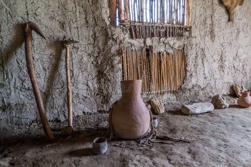 Starověký nástroj pro zemědělství ve starých reed domu.