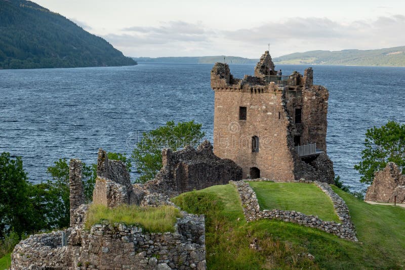 Starobylý věž z hrad v pozdě odpoledne nejblíže město v skotsko vysočina, velká británie.