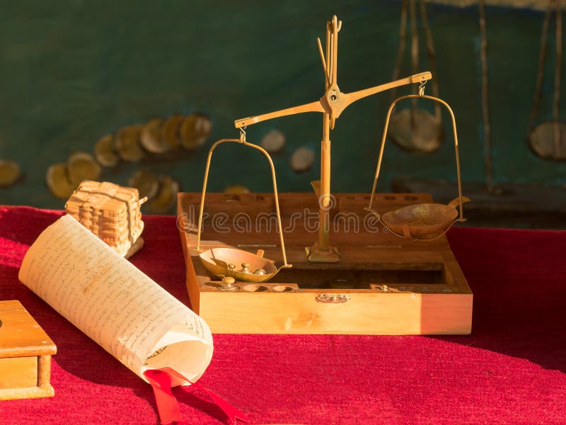 Ancient weighing scale balance made in brass on red tablecloth royalty free stock photography Ancient weighing scale balance made in brass on red tablecloth royalty free stock photography