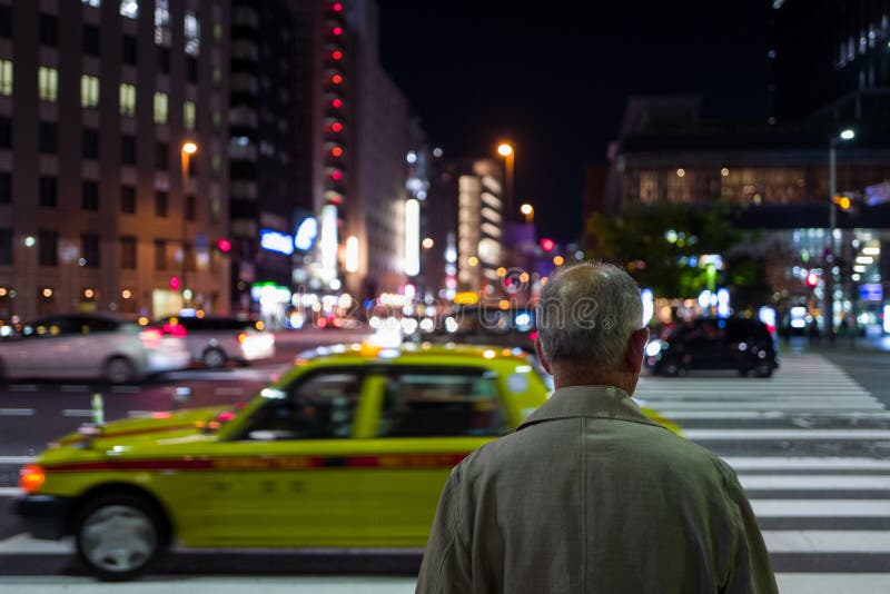 Ancião em Fukuoka na rua na noite fotos de stock Ancião em Fukuoka na rua na noite fotos de stock