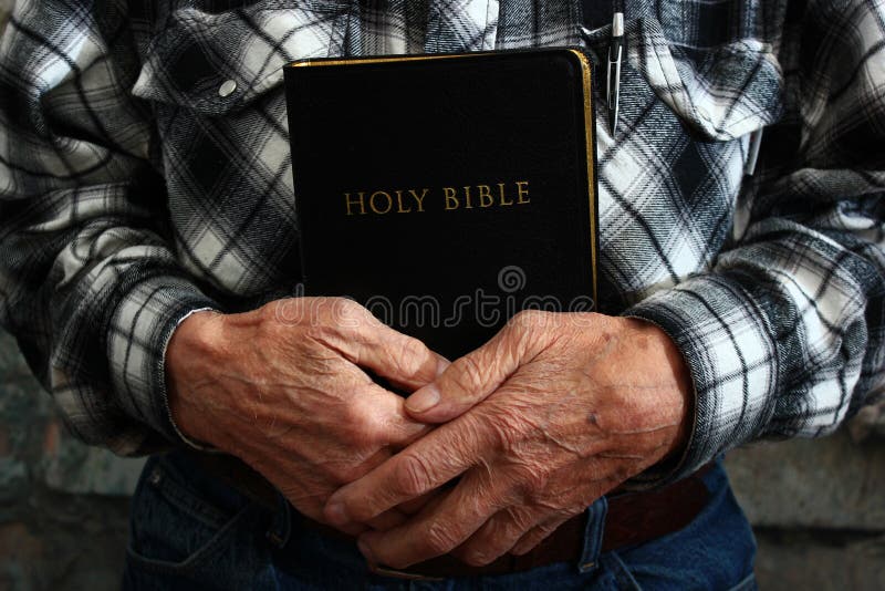 Ancião que guarda uma Bíblia foto de stock Ancião que guarda uma Bíblia foto de stock