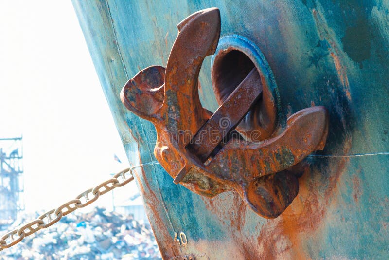 ancla de la nave en la posici?n ascendente Ancla de metales pesados en el lado de la nave imagen de archivo ancla de la nave en la posici?n ascendente Ancla de metales pesados en el lado de la nave imagen de archivo