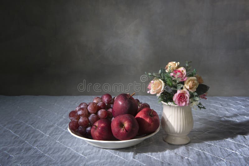 Ancora con un mazzo di belle rose e frutti maturi fotografia stock libera da diritti