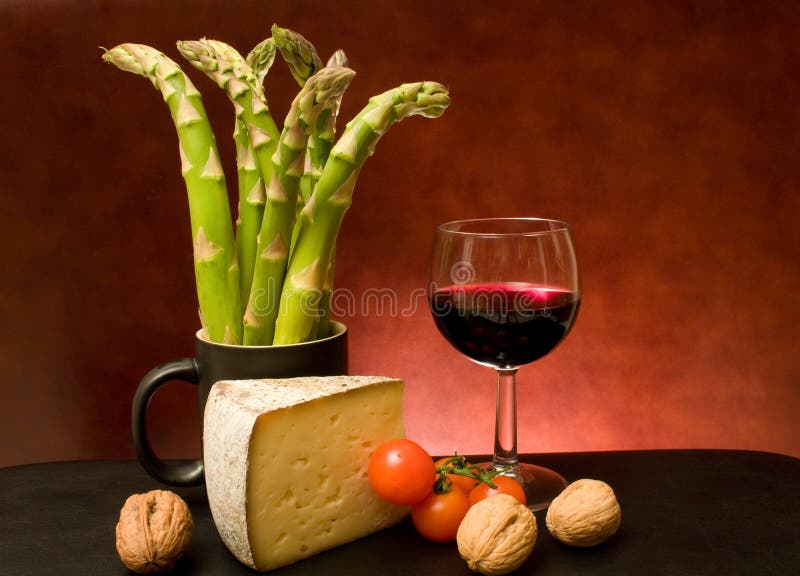 Ancora vita con asparago, formaggio e vino immagine stock libera da diritti Ancora vita con asparago, formaggio e vino immagine stock libera da diritti