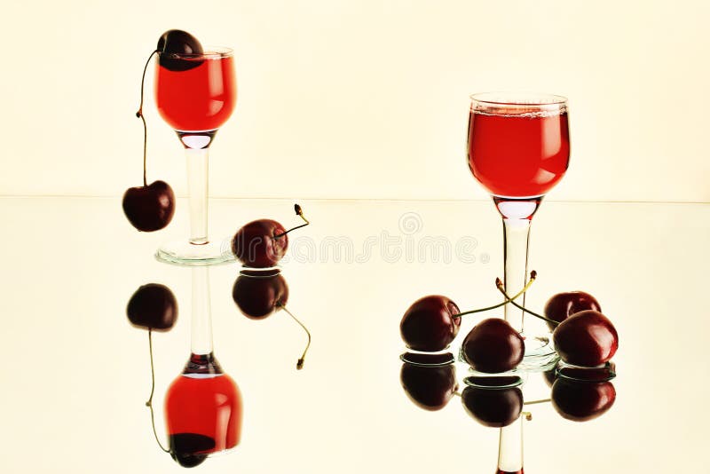 Ancora-vita con i bicchieri di vino e le ciliege fotografia stock libera da diritti