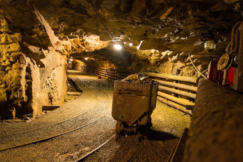 Caminhe Pela Antiga Mina Abandonada Imagem de Stock - Imagem de