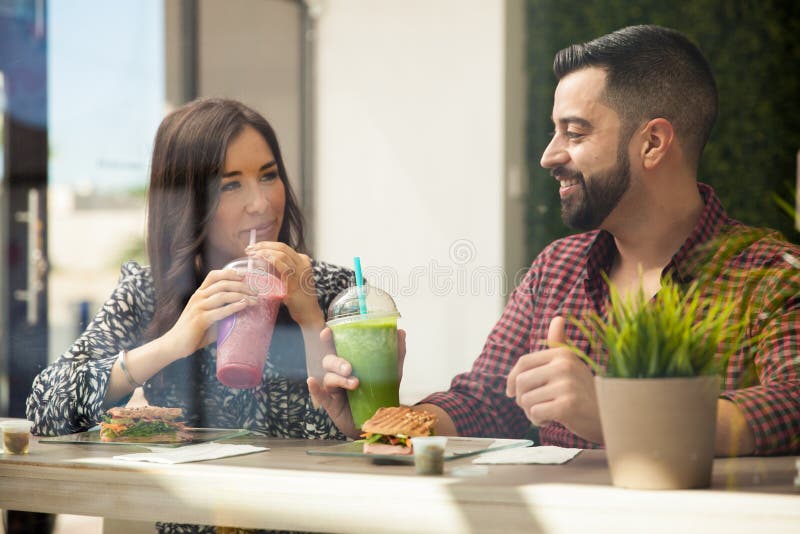 Frequentare un bar di succhi immagini stock libere da diritti