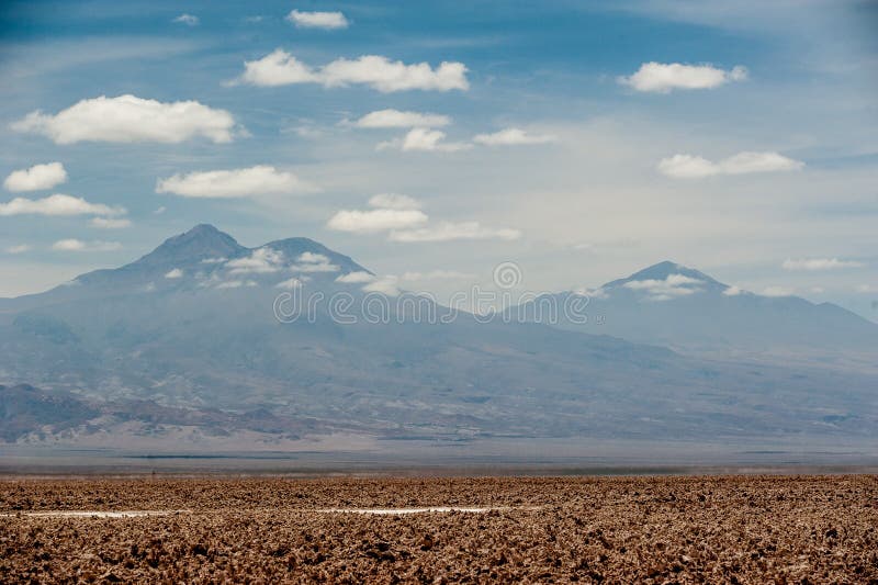 Andebergen en Meer Chaxa dichtbij San Pedro de Atacama, Chili Chaxalagune, Atakama Salar, Chili: Ongebruikelijk landschap van zou stock foto's Andebergen en Meer Chaxa dichtbij San Pedro de Atacama, Chili Chaxalagune, Atakama Salar, Chili: Ongebruikelijk landschap van zou stock foto's