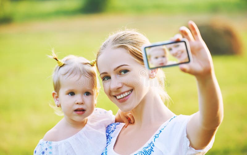 Andere, babydochter die selfie zelf door mobiele telefoon in de zomer fotograferen royalty-vrije stock afbeelding Andere, babydochter die selfie zelf door mobiele telefoon in de zomer fotograferen royalty-vrije stock afbeelding