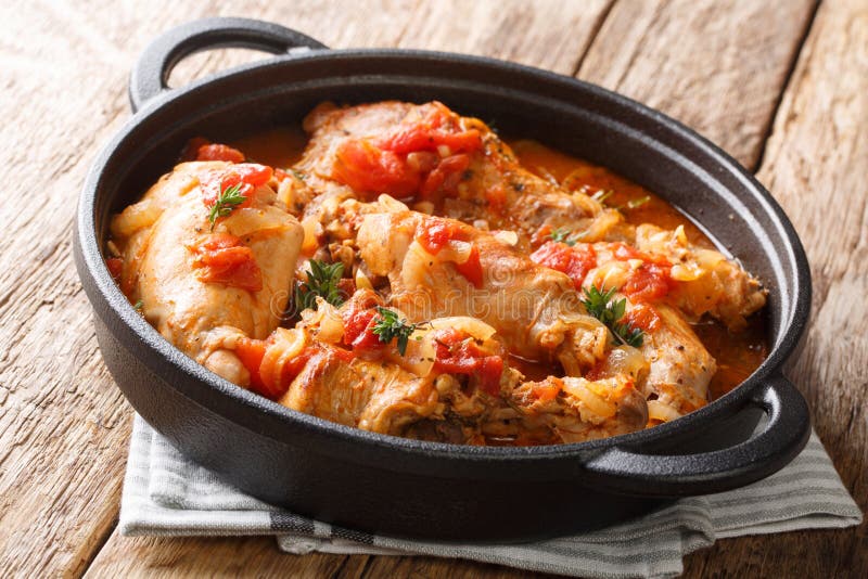 Andorra recept stew de kanin i tomatsås med vitt vin och örter i en panna vågrät