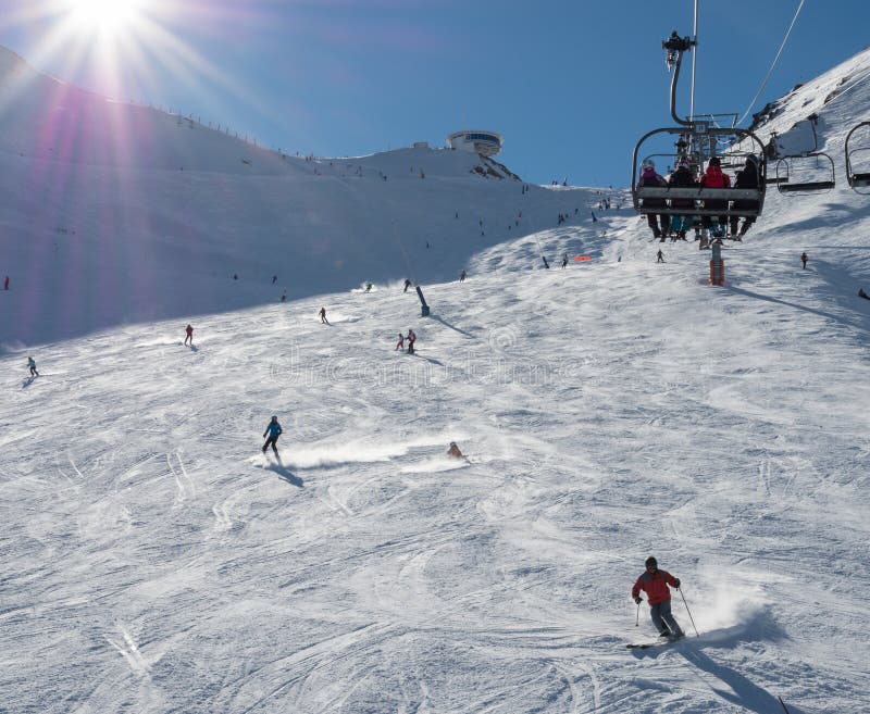 Esquiar a sobre el nevado pendientes de listo estación de esquí en.
