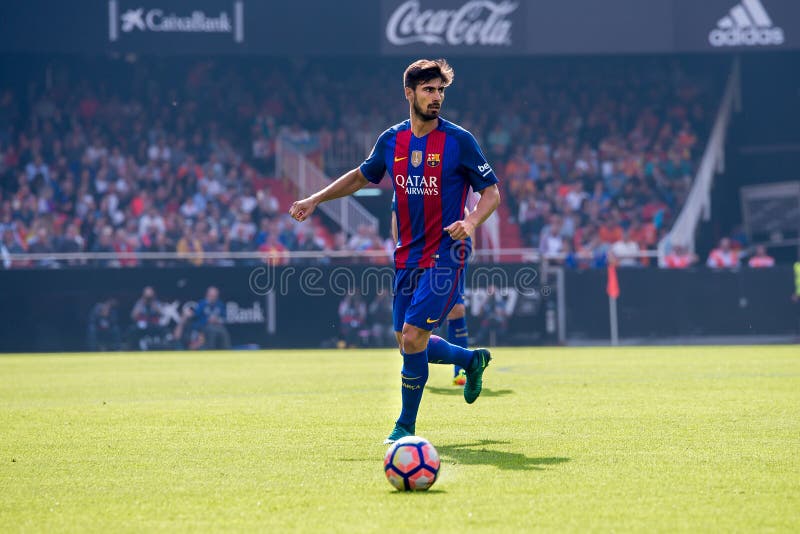 Jogador De Futebol Nacional De Portugal Andre Gomes Contra O Chile Logo  Atrás Mauricio Isla Durante a Xícara De Confederações De F Fotografia  Editorial - Imagem de passo, central: 207477682