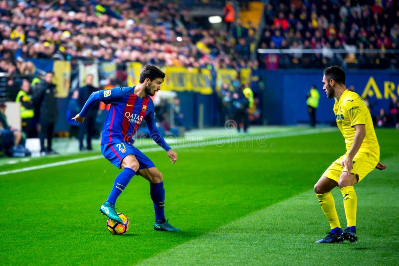 Jogador De Futebol Nacional De Portugal Andre Gomes Contra O Chile Logo Atrás Mauricio Isla Durante a Xícara De Confederações De F Fotografia Editorial - Imagem de passo, central: 207477682