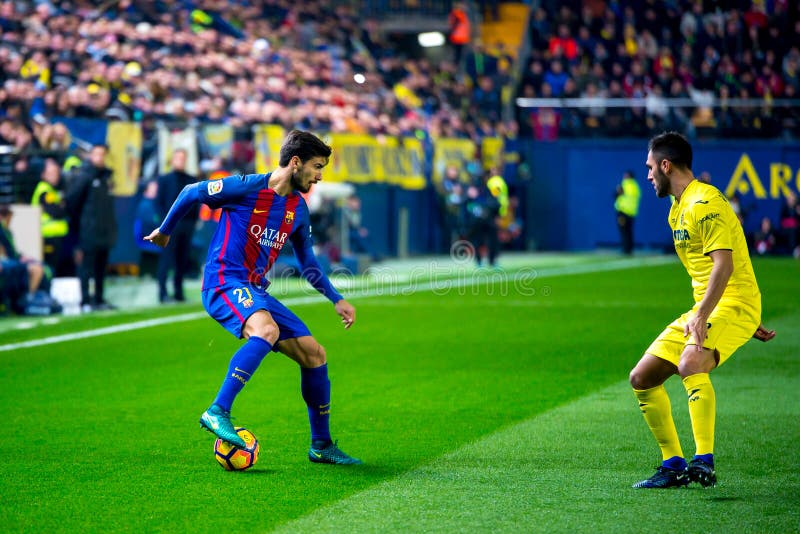 Jogador De Futebol Nacional De Portugal Andre Gomes Contra O Chile Logo  Atrás Mauricio Isla Durante a Xícara De Confederações De F Fotografia  Editorial - Imagem de passo, central: 207477682