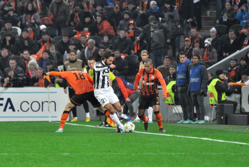 Andrea Pirlo tussen voetbalsters Shakhtar royalty-vrije stock fotografie Andrea Pirlo tussen voetbalsters Shakhtar royalty-vrije stock fotografie