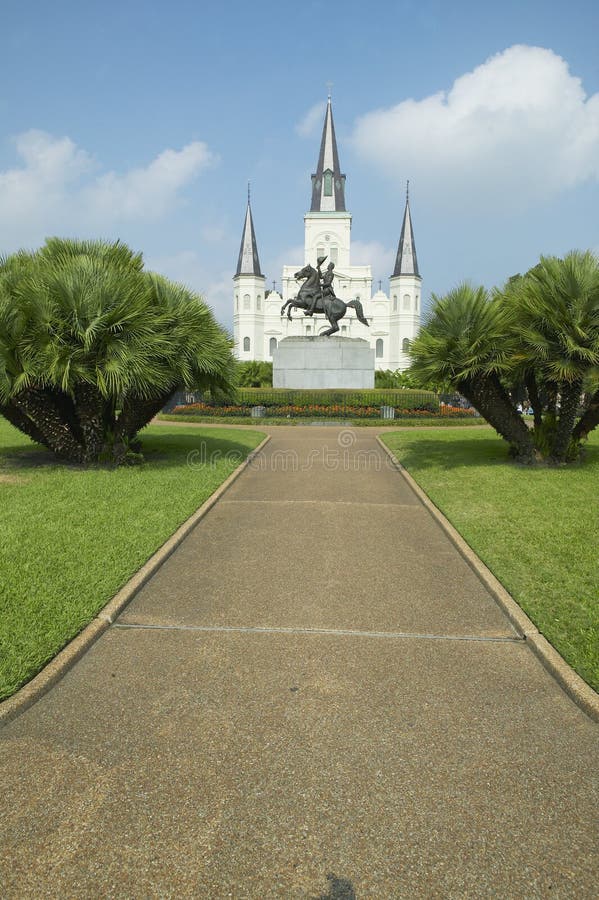 Andrew Jackson Statue y St Louis Cathedral, Jackson Square en New Orleans, Luisiana imágenes de archivo libres de regalías Andrew Jackson Statue y St Louis Cathedral, Jackson Square en New Orleans, Luisiana imágenes de archivo libres de regalías