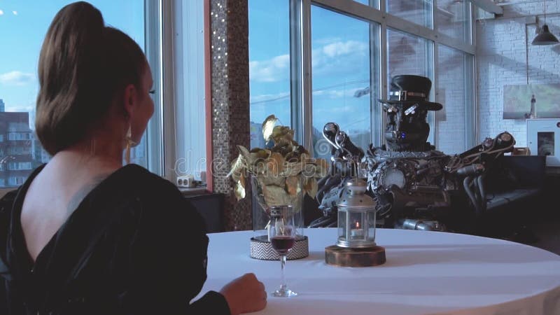 Android alla data con la donna in ristorante metraggio Relazione fra il cyborg e la donna vera artificiali Ritratto di archivi video
