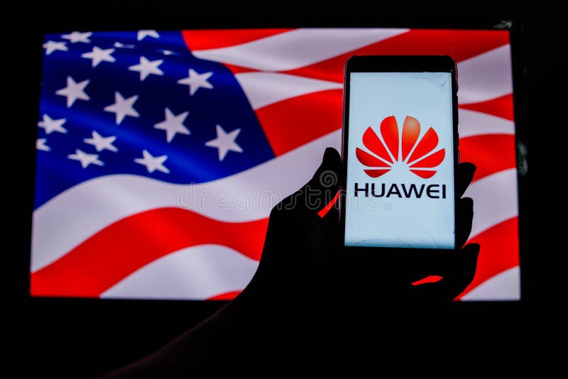 Android-Smartphone qui montre le logo de Huawei devant le drapeau des Etats-Unis images libres de droits Android-Smartphone qui montre le logo de Huawei devant le drapeau des Etats-Unis images libres de droits