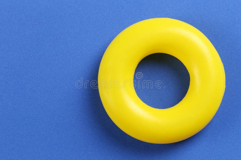 A Bola Amarela é Colocada Sobre Um Fundo Azul Imagem de Stock
