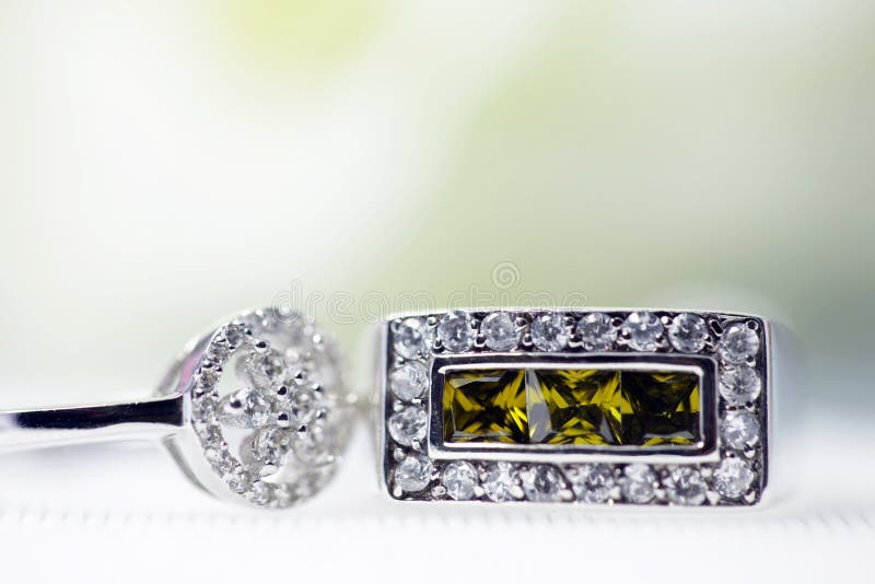 Anel de diamante e anel verde bonito de pedra preciosa, esperando para ser colocado em um fundo branco foto de stock Anel de diamante e anel verde bonito de pedra preciosa, esperando para ser colocado em um fundo branco foto de stock
