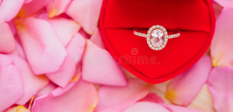 Anel de diamante elegante do casamento na guarda-joias vermelha do cora??o foto de stock royalty free Anel de diamante elegante do casamento na guarda-joias vermelha do cora??o foto de stock royalty free