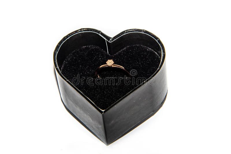 Anel de noivado brilhante bonito com o diamante na caixa de veludo da forma do coração isolada no dia de Valentim branco do fundo fotografia de stock royalty free Anel de noivado brilhante bonito com o diamante na caixa de veludo da forma do coração isolada no dia de Valentim branco do fundo fotografia de stock royalty free