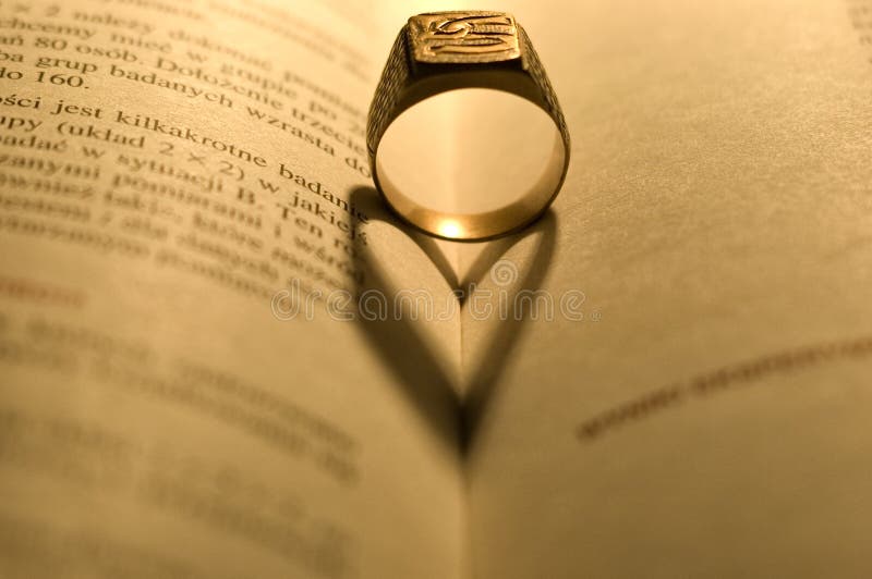 Anel dourado no livro aberto fotos de stock Anel dourado no livro aberto fotos de stock