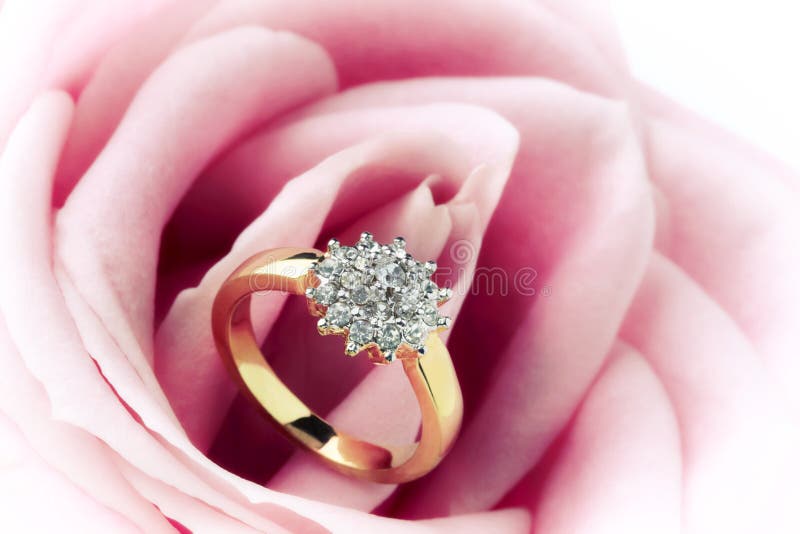 Anel e Rosa de diamante imagem de stock royalty free Anel e Rosa de diamante imagem de stock royalty free