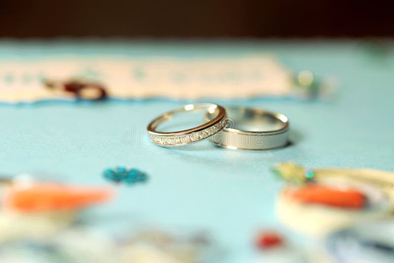 Anelli con i cristalli fotografia stock libera da diritti