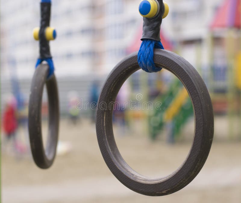 Anelli relativi alla ginnastica di legno sul campo da giuoco fotografie stock Anelli relativi alla ginnastica di legno sul campo da giuoco fotografie stock