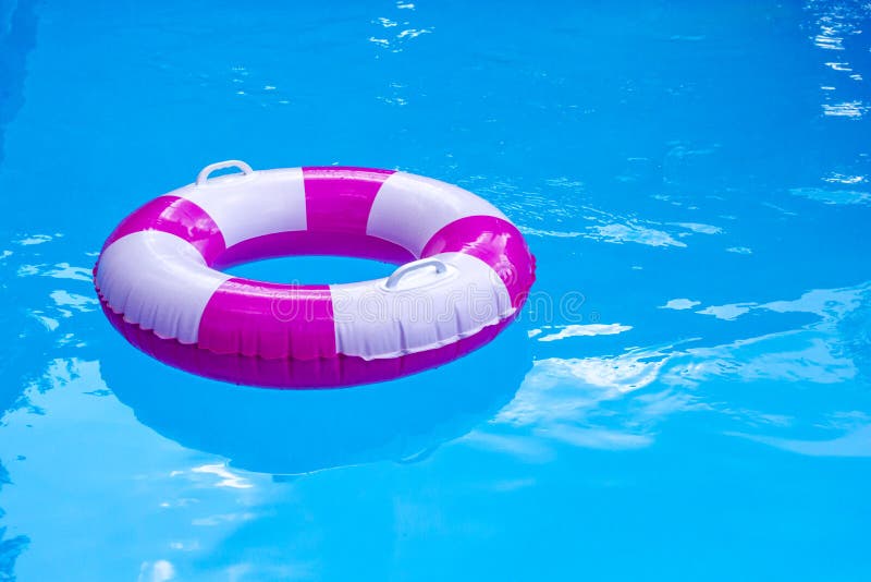 anello bianco rosa della piscina, galleggiante nel rinfresco dell'acqua blu Giorno soleggiato alla località di soggiorno immagine stock libera da diritti anello bianco rosa della piscina, galleggiante nel rinfresco dell'acqua blu Giorno soleggiato alla località di soggiorno immagine stock libera da diritti