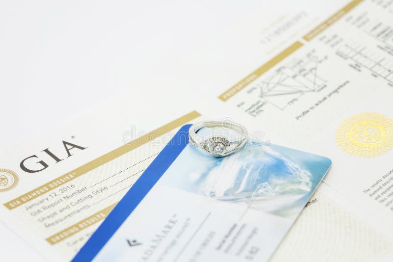 Anello di diamante con il certificato fotografia stock Anello di diamante con il certificato fotografia stock