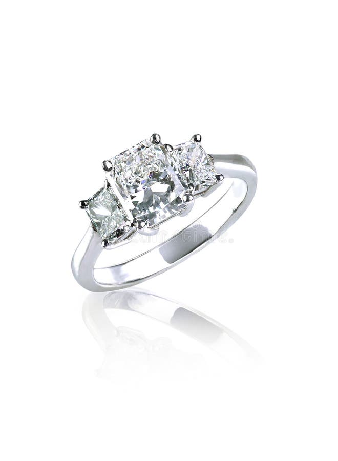 Anello di diamante di pietra del taglio tre brillanti verde smeraldo fotografie stock libere da diritti Anello di diamante di pietra del taglio tre brillanti verde smeraldo fotografie stock libere da diritti