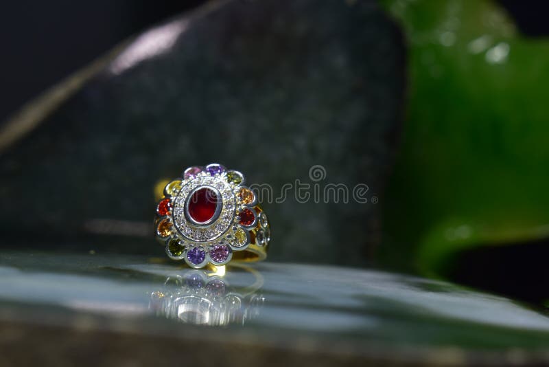 Anello di oro di Noppakao da 9 pietre preziose progettate per età lavorativa fotografia stock libera da diritti