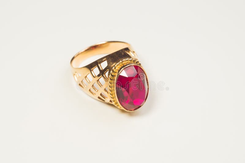 Anello dorato con il rubino isolato su bianco immagine stock Anello dorato con il rubino isolato su bianco immagine stock