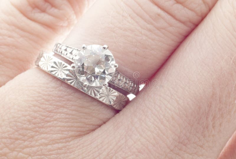 Anello e fascia di cerimonia nuziale antichi del diamante sulla barretta immagini stock Anello e fascia di cerimonia nuziale antichi del diamante sulla barretta immagini stock