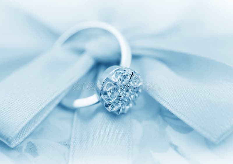 Anello elegante dei monili con i brilliants immagine stock Anello elegante dei monili con i brilliants immagine stock