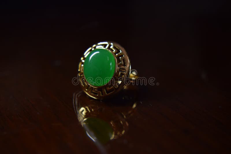 Anello reale di giada Il colore verde brillante è un anello d'oro adatto agli uomini immagine stock