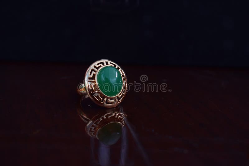 Anello reale di giada Il colore verde brillante è un anello d'oro adatto agli uomini fotografia stock
