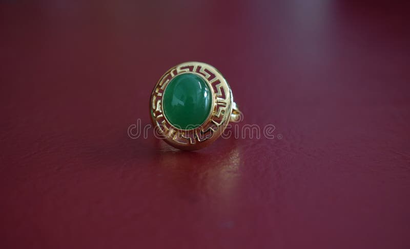 Anello reale di giada Il colore verde brillante è un anello d'oro adatto agli uomini fotografia stock