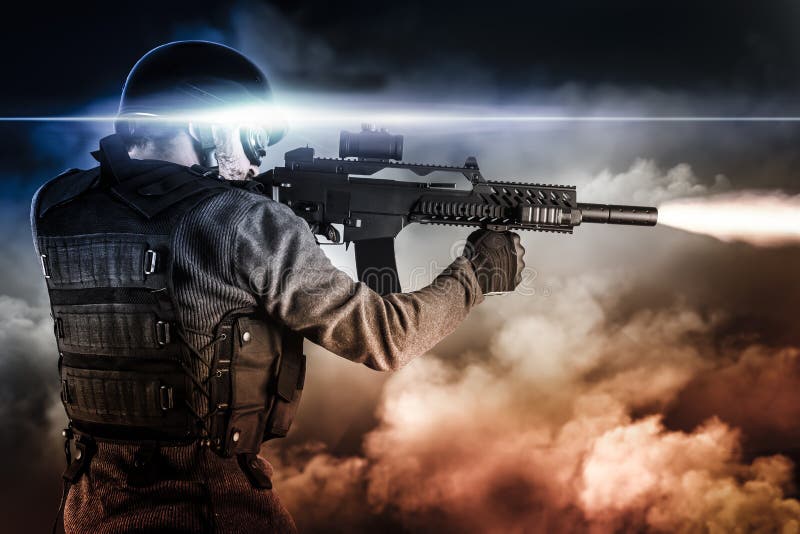 Anfalla soldaten med geväret på apokalyptiska moln som avfyrar royaltyfri foto Anfalla soldaten med geväret på apokalyptiska moln som avfyrar royaltyfri foto