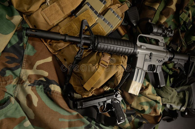 Anfallgevär 5 karbin för 56mm hingstföl m16 med taktiska bröstkorgriggar Militär utrustning fotografering för bildbyråer Anfallgevär 5 karbin för 56mm hingstföl m16 med taktiska bröstkorgriggar Militär utrustning fotografering för bildbyråer