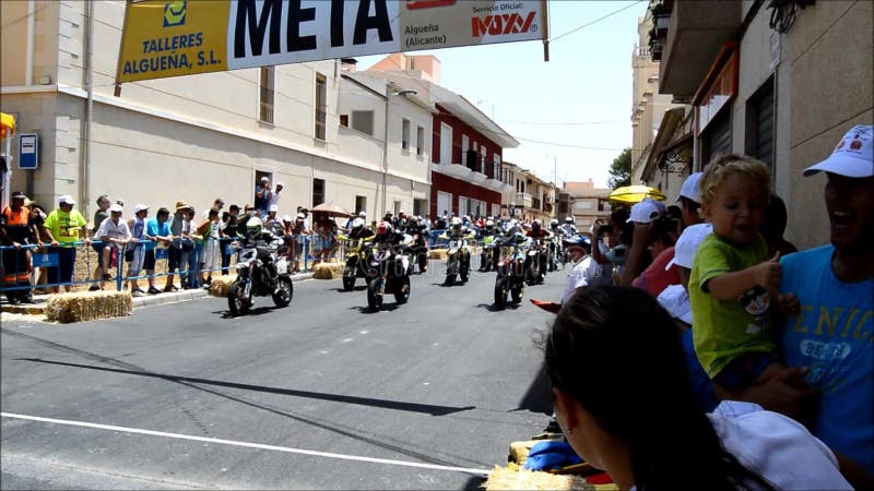 Anfang eines Motorrad-Straßen-Rennens