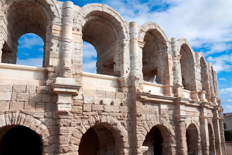 Anfiteatro romano antiguo en Arles