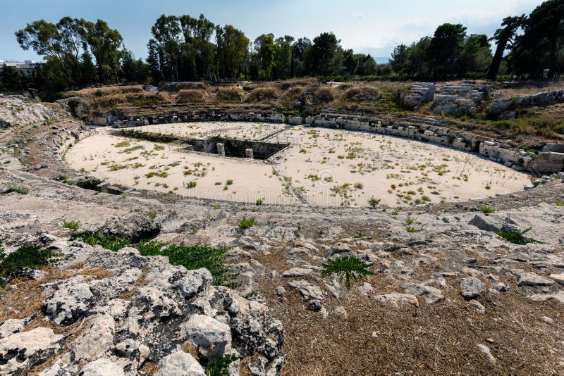 Anfiteatro romano a Siracusa, Sicilia fotografia stock Anfiteatro romano a Siracusa, Sicilia fotografia stock