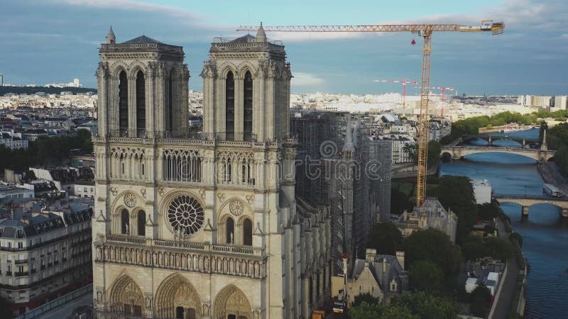 Angaben der Wiederaufbau von Notre- Damekathedrale. Angaben der Kathedrale nach dem Feuer. Vogelaugenansicht. Luftvideoschmierfilm