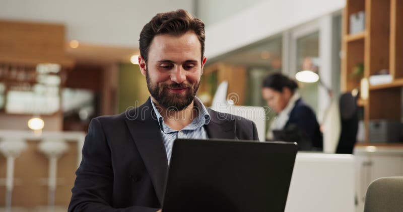 Angajat fericit și om cu laptop hotel și pregătirea pentru întâlnirea cu tech de cercetare și on-line. Citirea e-mailurilor și a stock footage